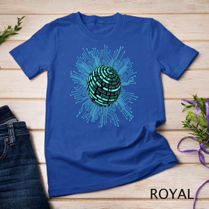 Puede incluir: Una camiseta azul real con un gr&aacute;fico de una esfera negra y turquesa rodeada de l&iacute;neas de circuito impreso turquesa. La esfera tiene c&oacute;digo binario impreso.