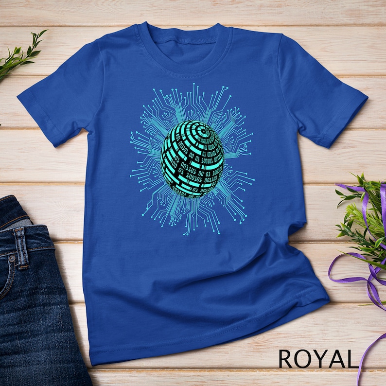 Puede incluir: Una camiseta azul real con un gr&aacute;fico de una esfera negra y turquesa rodeada de l&iacute;neas de circuito impreso turquesa. La esfera tiene c&oacute;digo binario impreso.