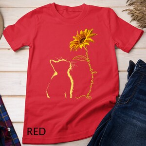 K&ouml;nnte beinhalten: Rotes T-Shirt mit einer Silhouette einer Katze, die zu einer gelben Sonnenblume aufblickt, mit dem Text "You are my sunshine" in kursiv.