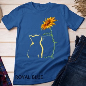 K&ouml;nnte beinhalten: Ein k&ouml;nigsblaues T-Shirt mit einer Silhouette einer Katze, die zu einer Sonnenblume aufblickt, mit dem Text "You are my sunshine" in kursiv.