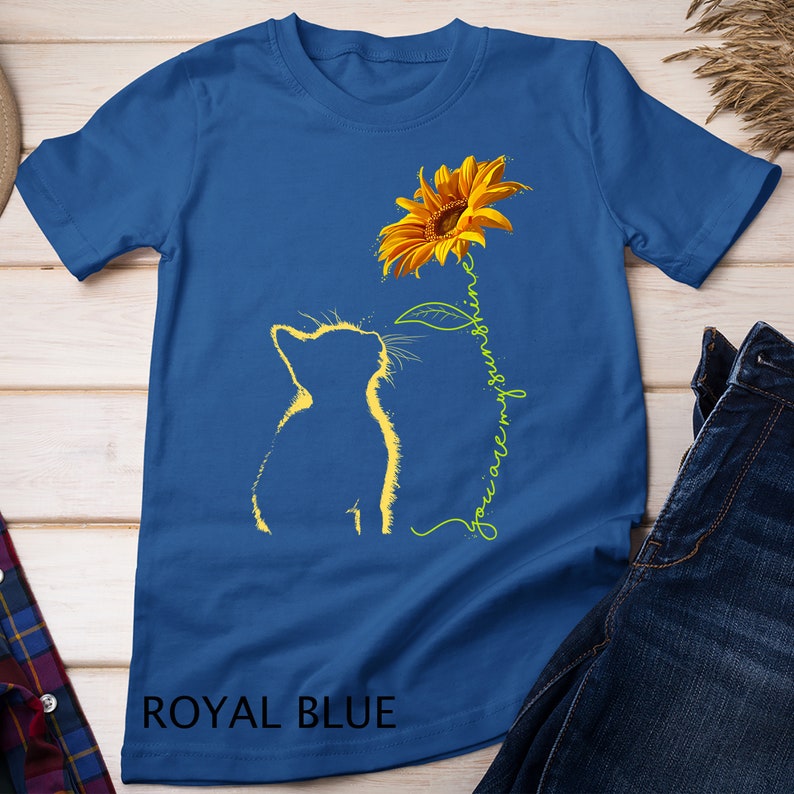 K&ouml;nnte beinhalten: Ein k&ouml;nigsblaues T-Shirt mit einer Silhouette einer Katze, die zu einer Sonnenblume aufblickt, mit dem Text "You are my sunshine" in kursiv.
