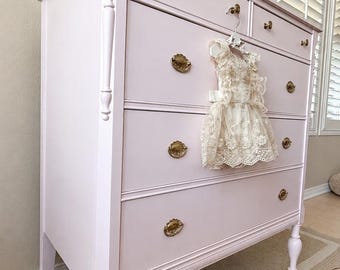 Blushroze vintage massief houten ladekast – afgewerkte Franse landelijke kinderkamermeubels