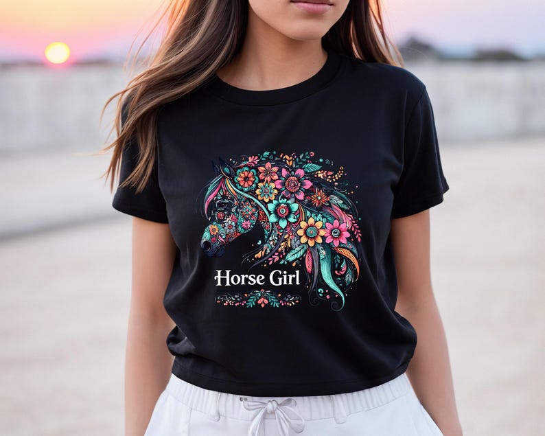 Puede incluir: Camiseta negra recortada con un dise&ntilde;o de cabeza de caballo floral colorido y el texto "Horse Girl".