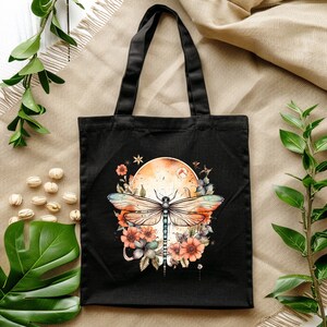 Pu&ograve; includere: Borsa tote nera con un designo di libellula e fiori. La libellula &egrave; blu e verde con ali arancioni e marroni. I fiori sono arancioni, rosa e bianchi. Lo sfondo &egrave; una tela nera.