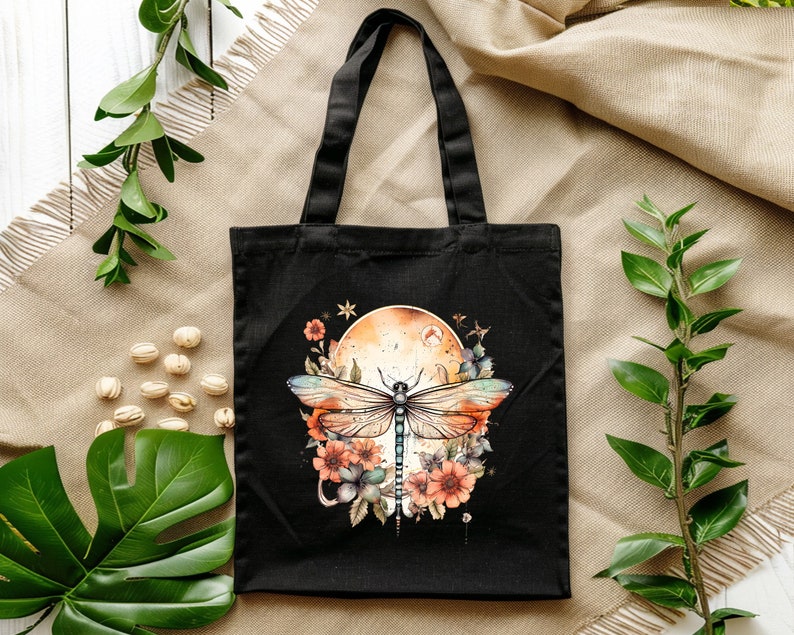Pu&ograve; includere: Borsa tote nera con un designo di libellula e fiori. La libellula &egrave; blu e verde con ali arancioni e marroni. I fiori sono arancioni, rosa e bianchi. Lo sfondo &egrave; una tela nera.