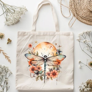 Pu&ograve; includere: Una borsa tote in tela bianca con un design di libellula e fiori. La libellula &egrave; blu, verde e arancione con un effetto acquerello. I fiori sono rosa, arancioni e gialli. Lo sfondo &egrave; un acquerello arancione e giallo.