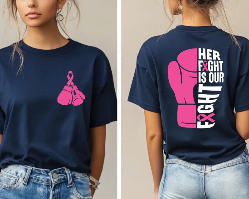 Pode incluir: Camiseta azul marinho com um design de luvas de boxe e fita rosa. A parte de tr&aacute;s da camisa apresenta uma grande luva de boxe rosa com o texto "HER FIGHT IS OUR FIGHT" em branco.