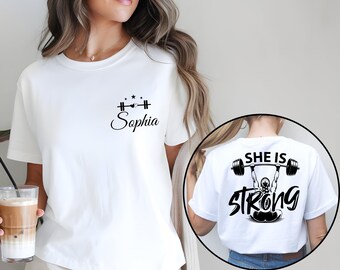Camiseta de gimnasio personalizada, camiseta "Ella es fuerte", regalo de levantamiento de pesas personalizado, camiseta de motivación para entrenar