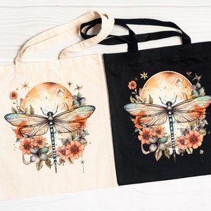 Pu&ograve; includere: Due borse tote con un design di libellula e fiori. Una borsa &egrave; beige con uno sfondo arancione chiaro e l'altra &egrave; nera con uno sfondo arancione scuro.