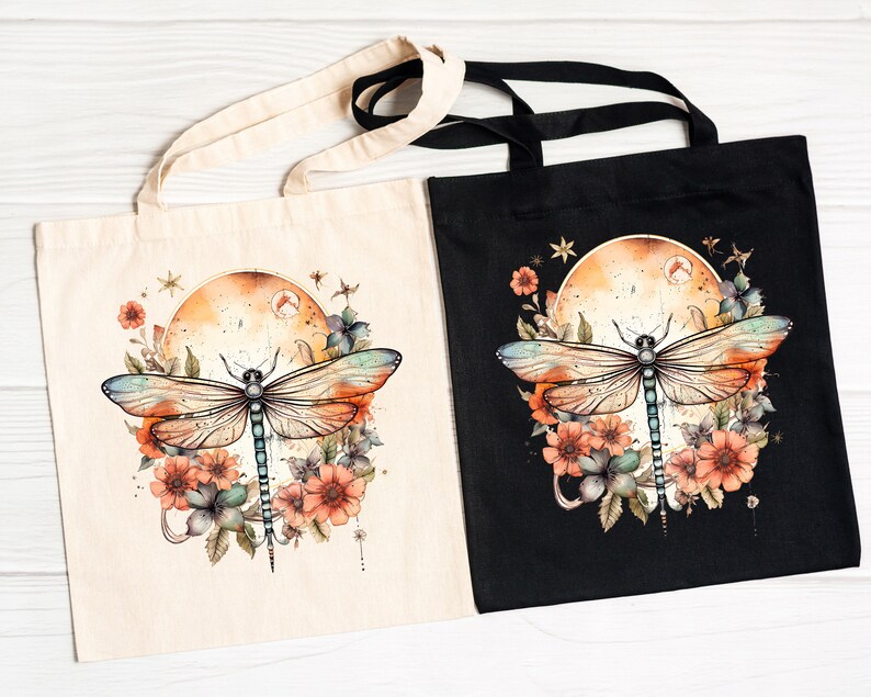 Pu&ograve; includere: Due borse tote con un design di libellula e fiori. Una borsa &egrave; beige con uno sfondo arancione chiaro e l'altra &egrave; nera con uno sfondo arancione scuro.