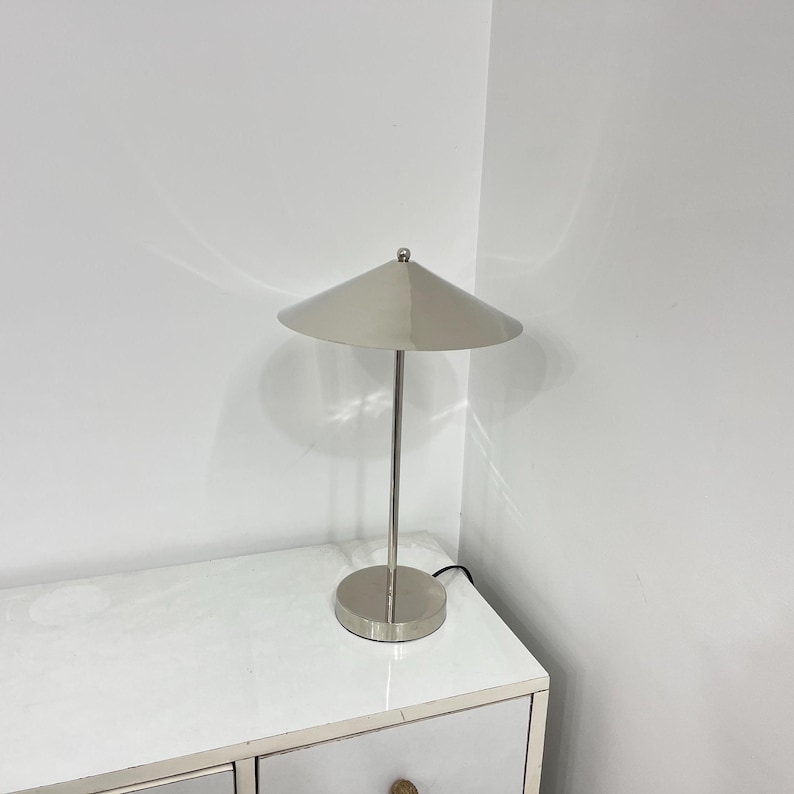 Lámpara de mesa italiana de mediados de siglo en cromo pulido: iluminación para dormitorios y oficinas