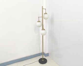 Lampa podłogowa Mid Century Modern z trzema kulami – lampa narożna w wykończeniu mosiężnym