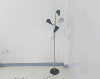 Lampa podłogowa z mosiądzu w stylu Mid Century Modern – regulowana konstrukcja z gęsią szyją