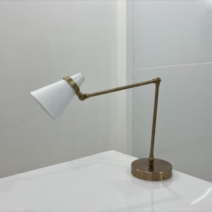 Verstelbare bureaulamp met zwenkarm: witte kap, ruwe messing afwerking