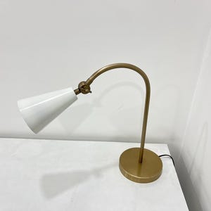 Tafellamp in stijl uit het midden van de eeuw: bureaulamp van ruw messing met witte kap