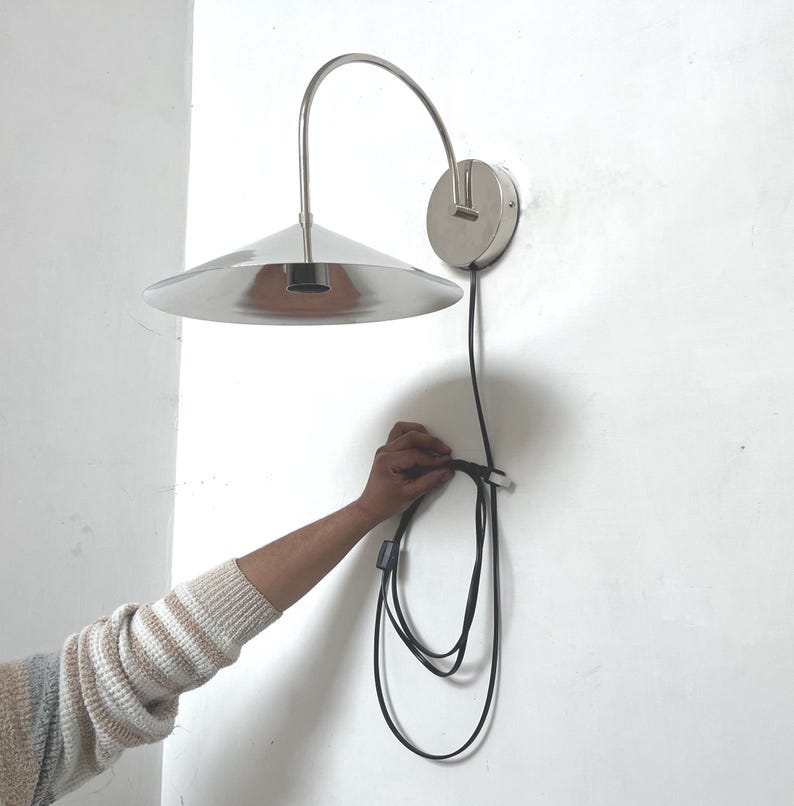 Aplique de pared enchufable de mediados de siglo: acabado cromado, iluminación decorativa