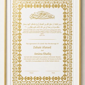Op de afbeelding: Goudomlijst huwelijkscertificaat met sierlijke gouden kalligrafie en tekst in het Engels en Arabisch. Het certificaat is voor Zuhair Ahmed en Amina Shafiq, gedateerd mei 2025. De lijst is goud.
