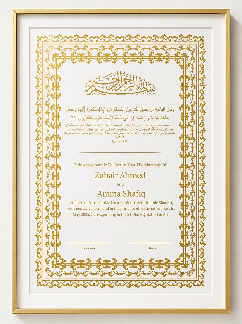Op de afbeelding: Goudomlijst huwelijkscertificaat met sierlijke gouden kalligrafie en tekst in het Engels en Arabisch. Het certificaat is voor Zuhair Ahmed en Amina Shafiq, gedateerd mei 2025. De lijst is goud.