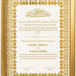 Op de afbeelding: Een ingelijste huwelijksakte met gouden filigraanranden en tekst in het Engels en Arabisch. De akte is voor Zuhair Ahmed en Amina Shafiq, gedateerd mei 2025. De lijst is goudkleurig.