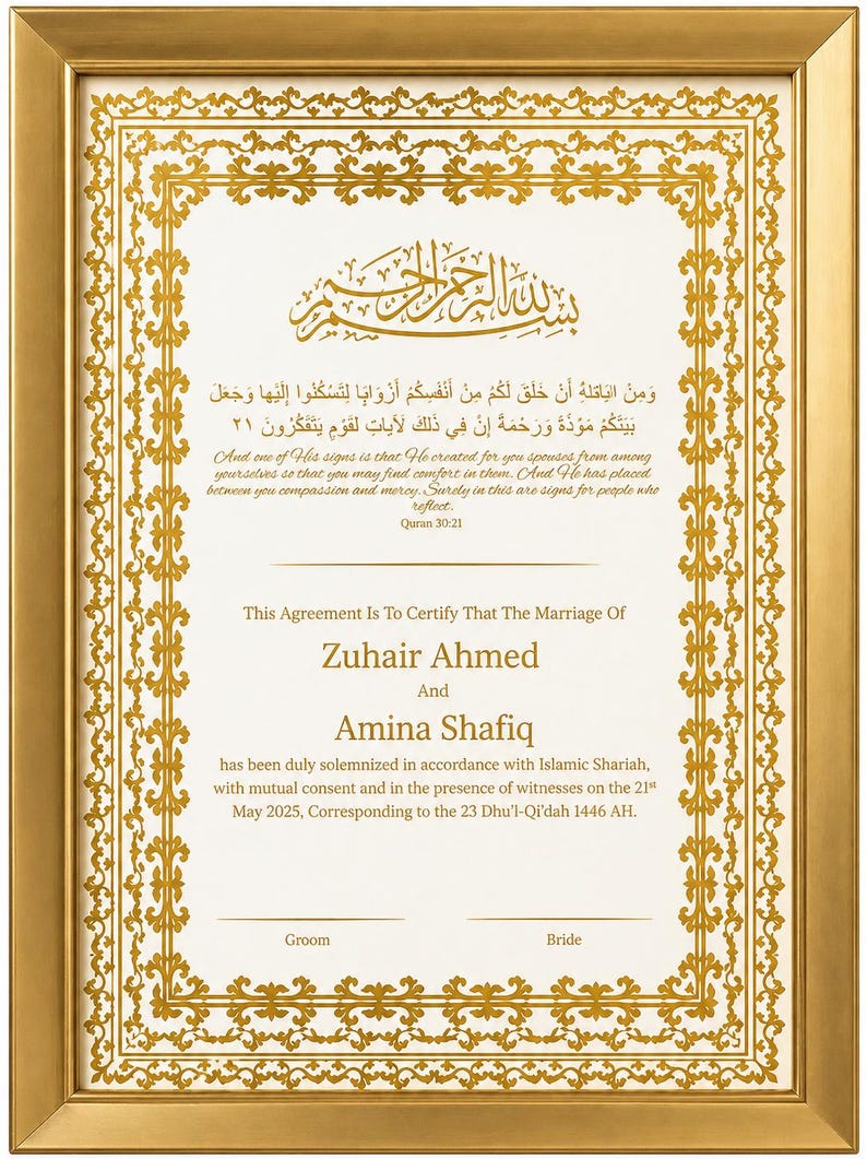 Op de afbeelding: Een ingelijste huwelijksakte met gouden filigraanranden en tekst in het Engels en Arabisch. De akte is voor Zuhair Ahmed en Amina Shafiq, gedateerd mei 2025. De lijst is goudkleurig.