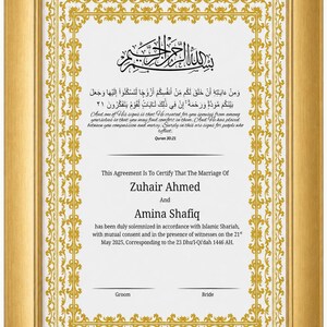 Op de afbeelding: Een ingelijste huwelijksakte met gouden details. Het document bevat Arabische kalligrafie en Engelse tekst, met de namen Zuhair Ahmed en Amina Shafiq, en de datum mei 2025. De lijst is goudkleurig.