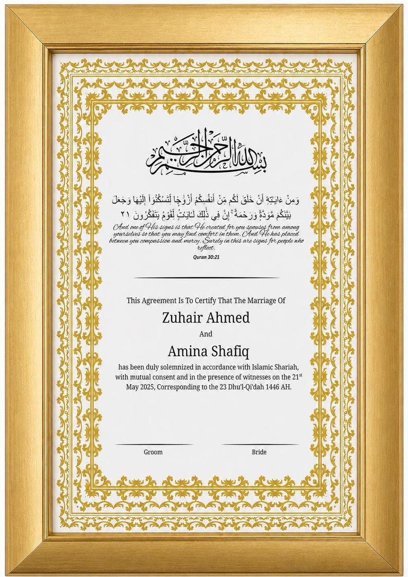 Op de afbeelding: Een ingelijste huwelijksakte met gouden details. Het document bevat Arabische kalligrafie en Engelse tekst, met de namen Zuhair Ahmed en Amina Shafiq, en de datum mei 2025. De lijst is goudkleurig.