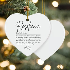 Ornamento in ceramica, decorazione personalizzata per albero di Natale con citazione sulla resilienza, regalo di Natale ispiratore, decorazione con nome personalizzato, ricordo unico immagine 6