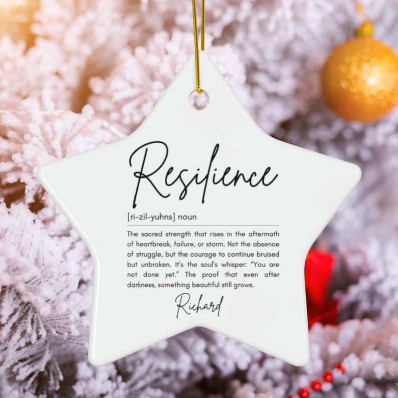 Ornamento in ceramica, decorazione personalizzata per albero di Natale con citazione sulla resilienza, regalo di Natale ispiratore, decorazione con nome personalizzato, ricordo unico immagine 3