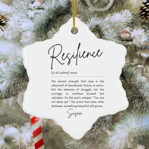 Ornamento in ceramica, decorazione personalizzata per albero di Natale con citazione sulla resilienza, regalo di Natale ispiratore, decorazione con nome personalizzato, ricordo unico immagine 4