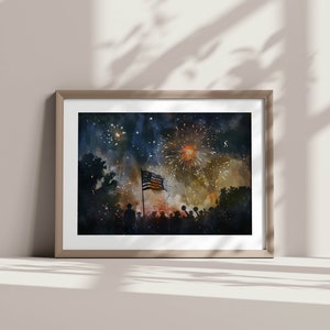 Puede incluir: Una pintura de acuarela de una multitud de personas silueteada contra un cielo oscuro con fuegos artificiales explotando por encima. Una bandera estadounidense ondea al viento en el centro de la imagen.