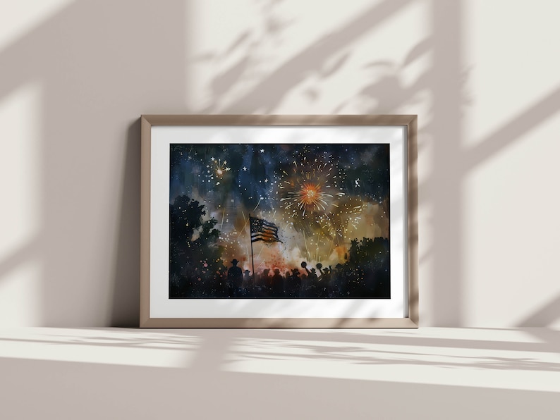 Puede incluir: Una pintura de acuarela de una multitud de personas silueteada contra un cielo oscuro con fuegos artificiales explotando por encima. Una bandera estadounidense ondea al viento en el centro de la imagen.