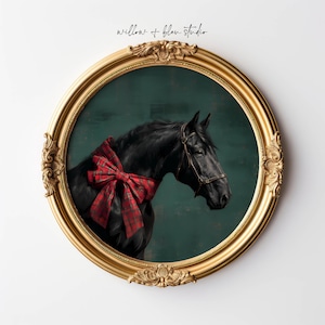 Op de afbeelding: Een ingelijste print met een zwart paard met een rode Schotse ruit strik. Het paard staat tegen een donkergroene achtergrond in een gouden, sierlijke lijst. De tekst "willow + bleu studio" staat linksboven.