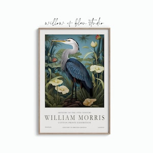 Arte textil británico vintage, póster de la exposición de la garza azul de William Morris en verde terroso y amarillo, arte mural imprimible de pájaro botánico.