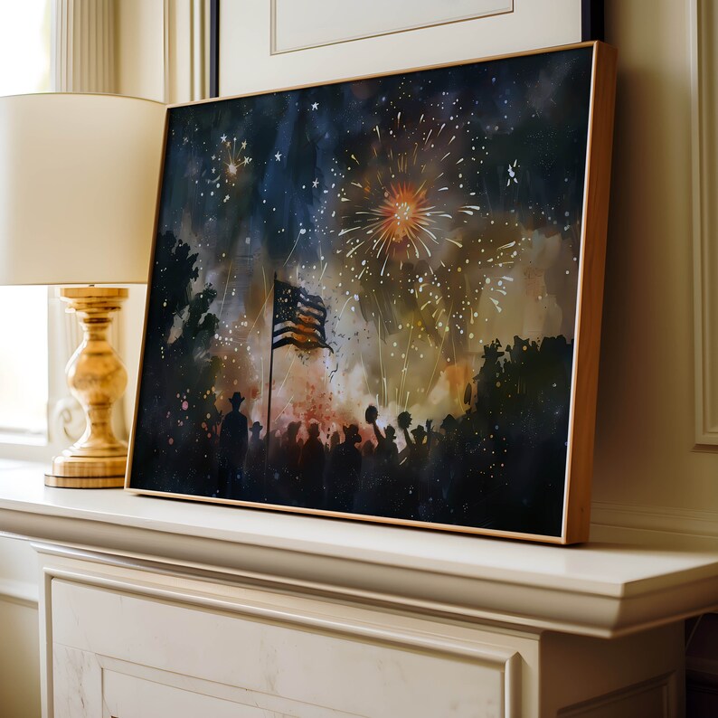 Puede incluir: Una pintura de acuarela de una multitud de personas silueteada contra un cielo nocturno con fuegos artificiales explotando en el fondo. Una bandera estadounidense ondea en la brisa en primer plano.