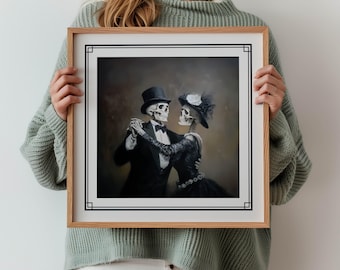 Op de afbeelding: Een ingelijste prent met een dansend skelettenpaar. Het mannelijke skelet draagt een hoge hoed en smoking, de vrouwelijke een zwarte jurk en hoed. Het kunstwerk heeft een vintage stijl met een donkere, sfeervolle achtergrond.