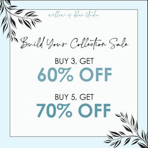 Puede incluir: Un gr&aacute;fico azul y blanco con el texto "Build Your Collection Sale" y descuentos del 60% al comprar 3 art&iacute;culos y del 70% al comprar 5 art&iacute;culos.