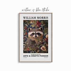 ウィリアムモリスのアライグマの印刷可能な壁アート、ムーディーなブルー、アースブラウン、グリーンの花柄、植物、動物のポスター、ビンテージのテキスタイルタペストリープリント