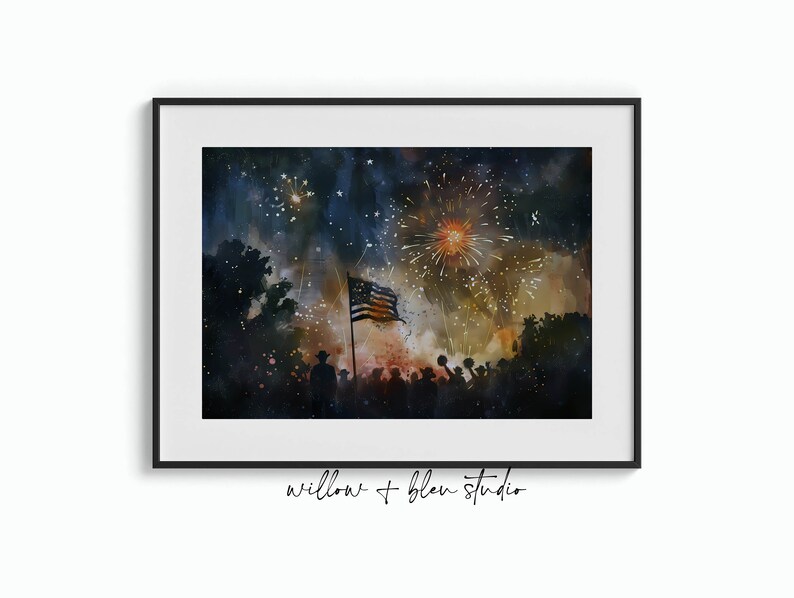 Puede incluir: Una pintura de acuarela de una multitud de personas silueteada contra un cielo oscuro con fuegos artificiales explotando por encima. Una bandera estadounidense ondea al viento a la izquierda de la multitud. La pintura est&aacute; titulada "willow + bleu studio".