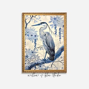 Arte de pared imprimible con garza china azul, póster de pájaro botánico floral rococó detallado, decoración maximalista de abuela costera asiática