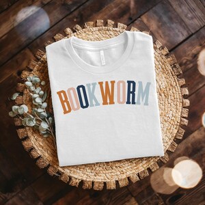 Camiseta blanca con letras mayúsculas multicolores "Bookworm": regalos para lectores, camisetas para aficionados a la literatura, ropa de biblioteca, camisetas para clubes de lectura, ropa para amantes de los libros