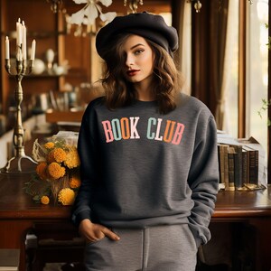 Sudadera multicolor con letras universitarias para club de lectura, prenda acogedora para lectores, regalo para amantes de los libros, inspirada en la literatura, atuendo para grupo de lectura.