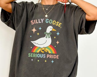 T-shirt de la fierté, cadeau LGBTQ, t-shirt arc-en-ciel, cadeau unisexe du mois de la fierté de l'oie idiote, progrès de la justice sociale, haut droits trans, Y'all Means All