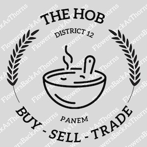 Könnte beinhalten: Schwarzweißes Logo für ein fiktives Geschäft namens "The Hob" in Distrikt 12. Das Logo zeigt eine Schüssel Suppe mit aufsteigendem Dampf und einem Löffel. Der Text "Buy - Sell - Trade" befindet sich unter der Schüssel, und der Text "Panem" darunter. Das Logo ist von zwei Weizenähren umgeben.
