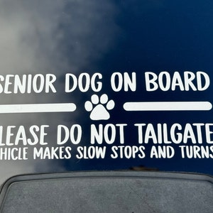 Calcomanía para ventana con perro mayor a bordo (personalizable)