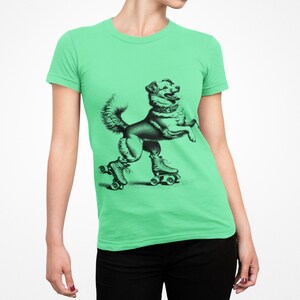 Camiseta unissex Softstyle com estampa de patins para cães