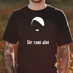 Könnte beinhalten: Schwarzes T-Shirt mit einer weißen Silhouette eines Mannes mit einem Schnurrbart und dem Text "Sir rant alot" in weiß.