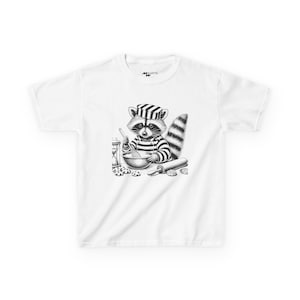 Camiseta infantil, divertida camiseta de mapache gánster horneando pastel, bonita camiseta para niños, regalo para amantes de los animales, camiseta de cumpleaños, camiseta unisex de algodón