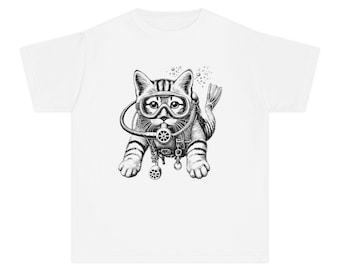 Op de afbeelding: Wit T-shirt met een zwart-wit illustratie van een kat met duikuitrusting. De kat draagt een duikmasker, ademautomaat en vinnen. Boven het hoofd van de kat zijn bellen getekend.