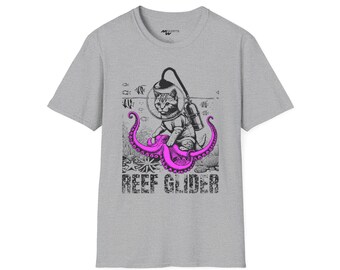Op de afbeelding: Grijs T-shirt met een afbeelding van een kat die een duikhelm draagt en op een octopus rijdt. De tekst "Reef Glider" is onder de afbeelding gedrukt.