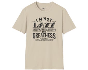 面白い名言Tシャツ：私は怠け者じゃない、偉大さのために準備中